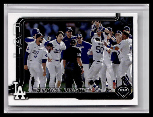 2025 Topps #302 Los Angeles Dodgers