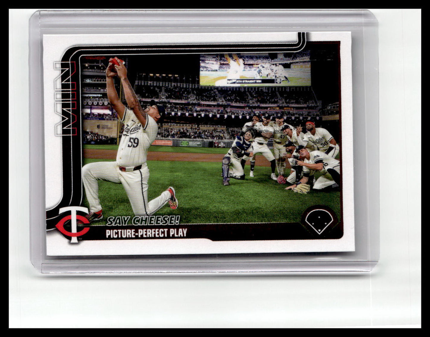 2025 Topps #81 Say Cheese! Picture-Perfect Play