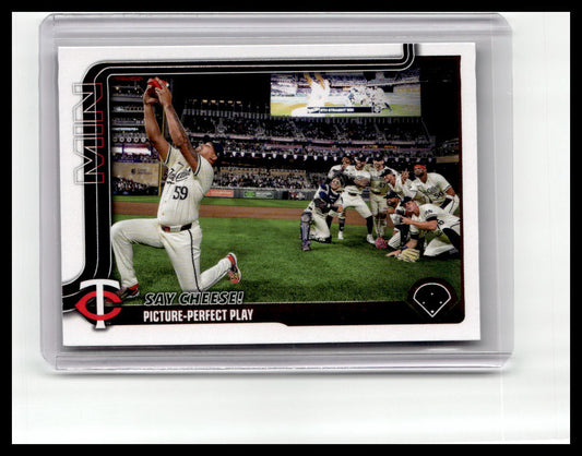 2025 Topps #81 Say Cheese! Picture-Perfect Play