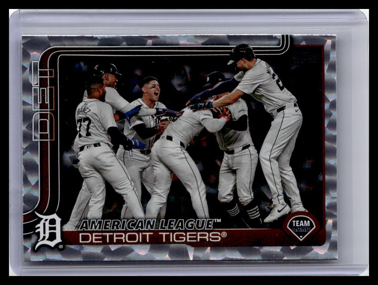 2025 Topps #34 Detroit Tigers Crackle Foilboard